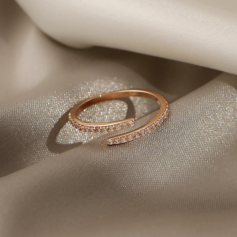 Minimalistischer geometrischer Roségoldring