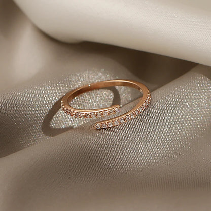 Minimalistischer geometrischer Roségoldring