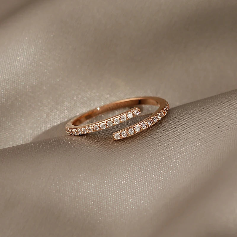 Minimalistischer geometrischer Roségoldring
