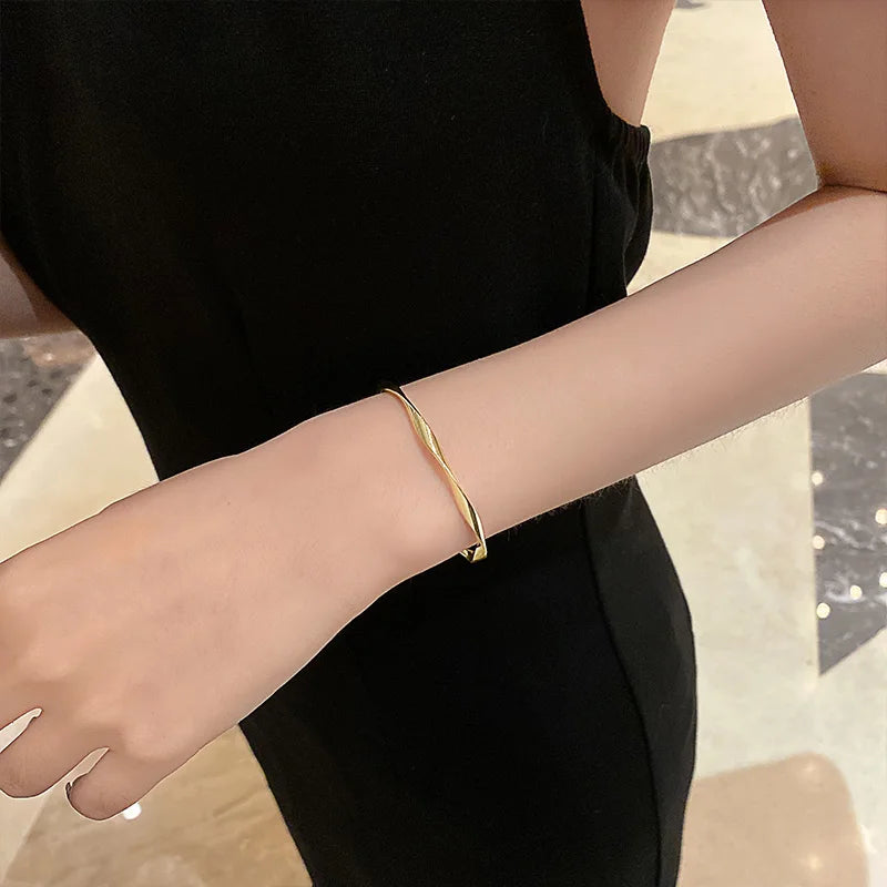 Minimalistisches Manschettenarmband aus gedrehtem Metall