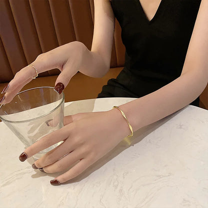 Minimalistisches Manschettenarmband aus gedrehtem Metall