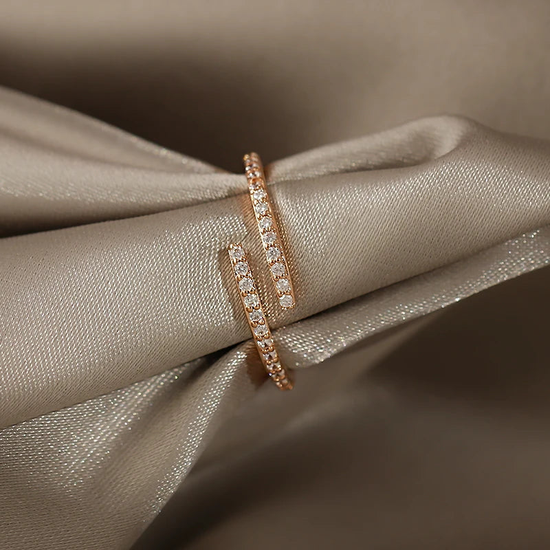 Minimalistischer geometrischer Roségoldring