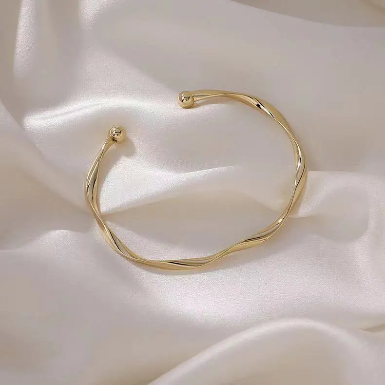 Minimalistisches Manschettenarmband aus gedrehtem Metall