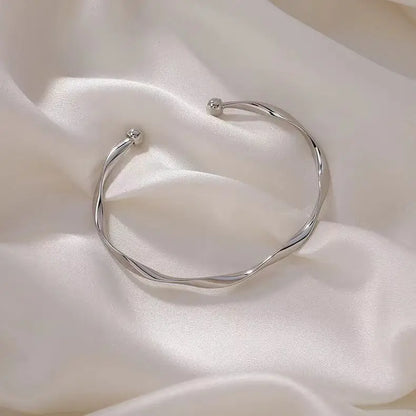 Minimalistisches Manschettenarmband aus gedrehtem Metall