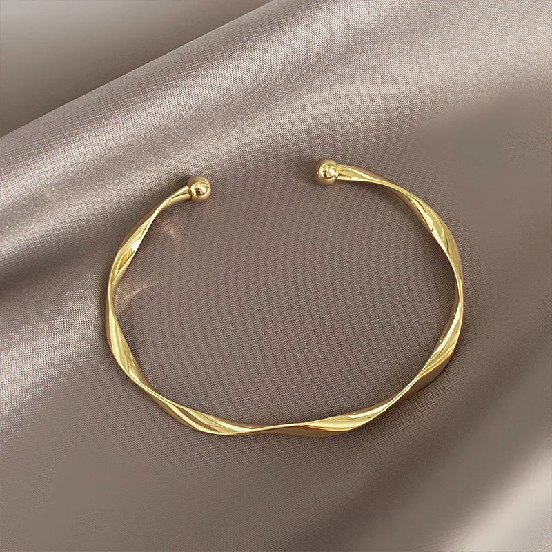 Minimalistisches Manschettenarmband aus gedrehtem Metall