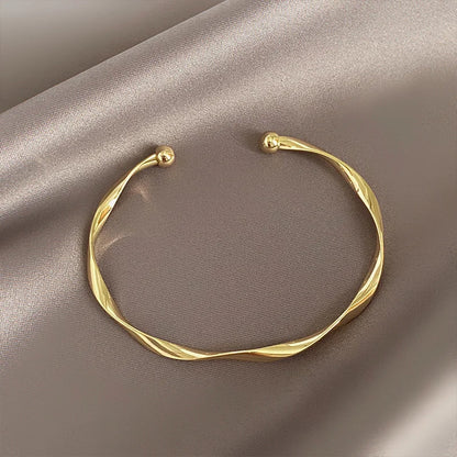 Minimalistisches Manschettenarmband aus gedrehtem Metall