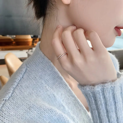 Minimalistischer geometrischer Roségoldring