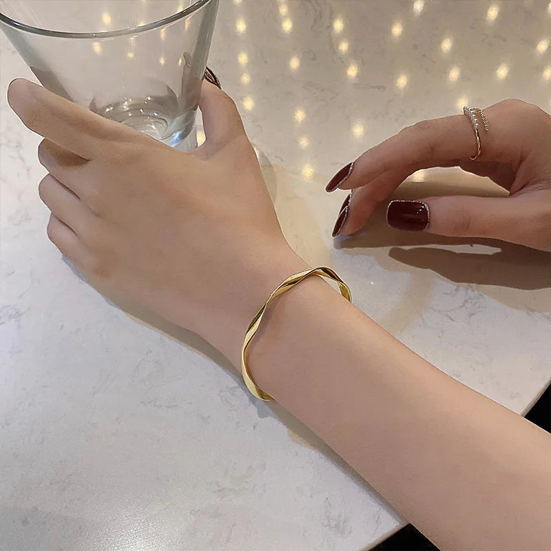 Minimalistisches Manschettenarmband aus gedrehtem Metall