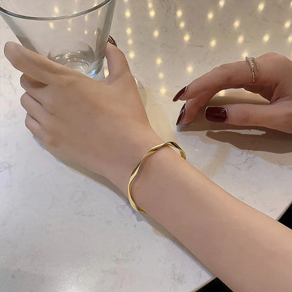 Minimalistisches Manschettenarmband aus gedrehtem Metall