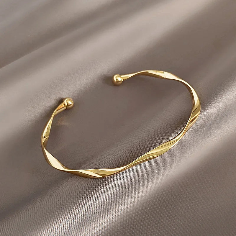 Minimalistisches Manschettenarmband aus gedrehtem Metall