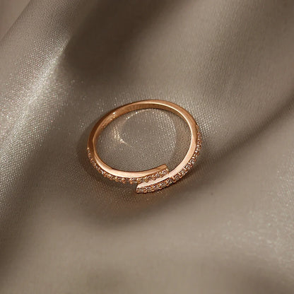Minimalistischer geometrischer Roségoldring
