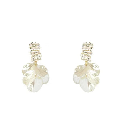 New High Class Imitation Shell White Flower Petal Pendant Earrings For Women‘s Fashion Design Jewelry Luxury Accessories in 2025