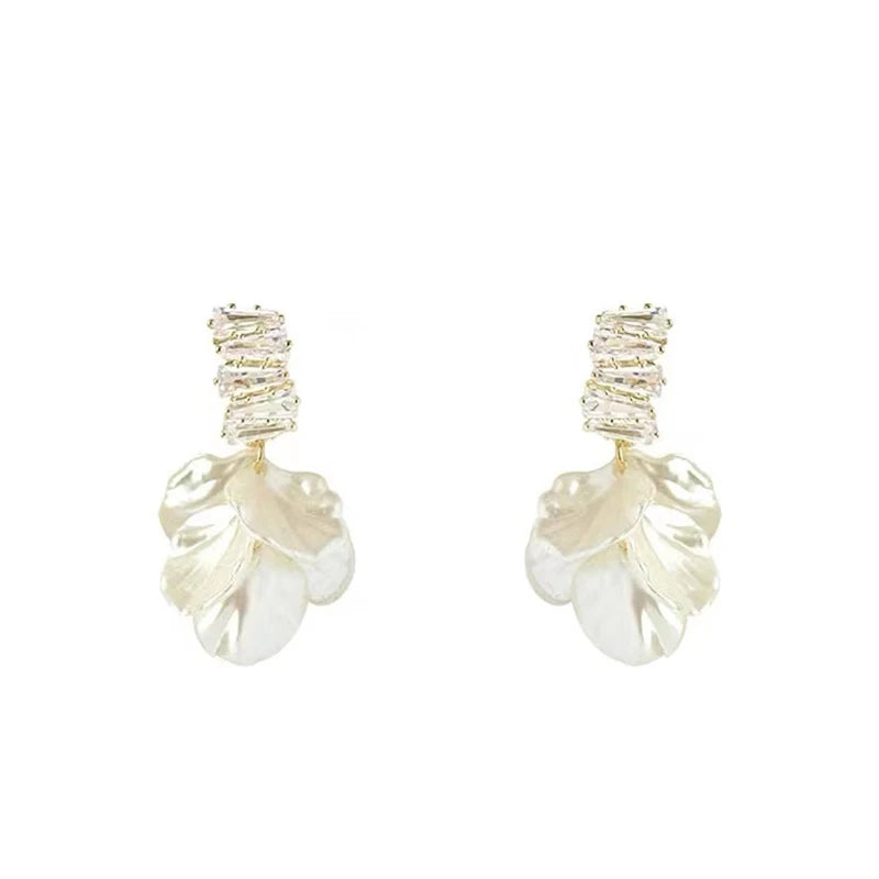 New High Class Imitation Shell White Flower Petal Pendant Earrings For Women‘s Fashion Design Jewelry Luxury Accessories in 2025