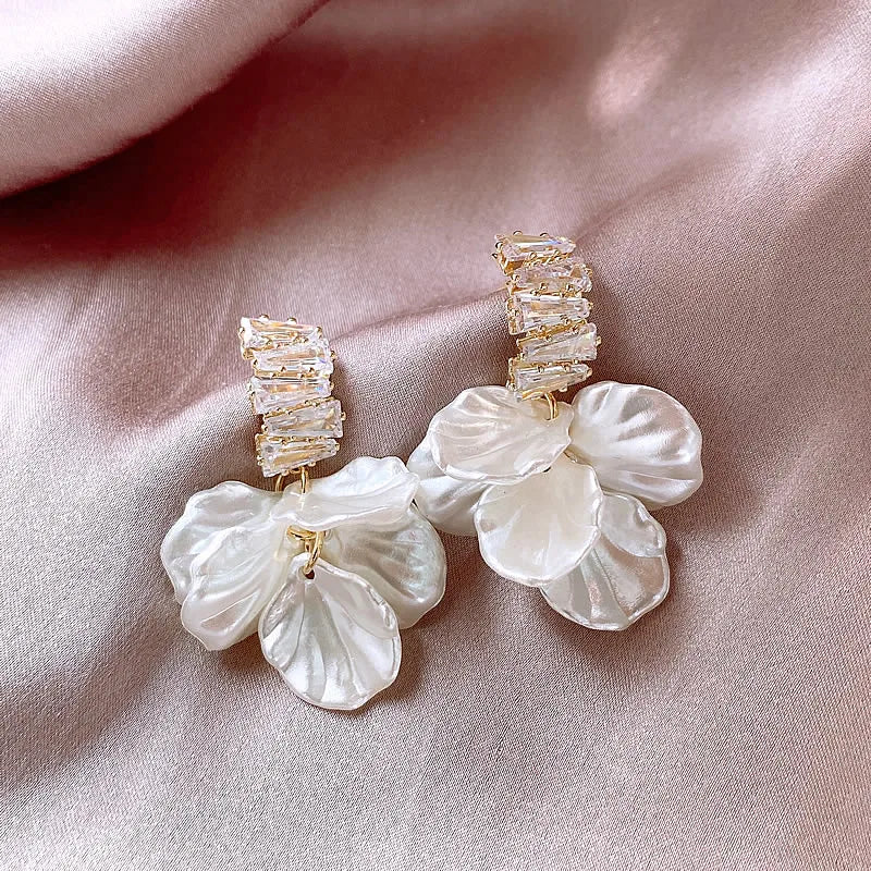 New High Class Imitation Shell White Flower Petal Pendant Earrings For Women‘s Fashion Design Jewelry Luxury Accessories in 2025
