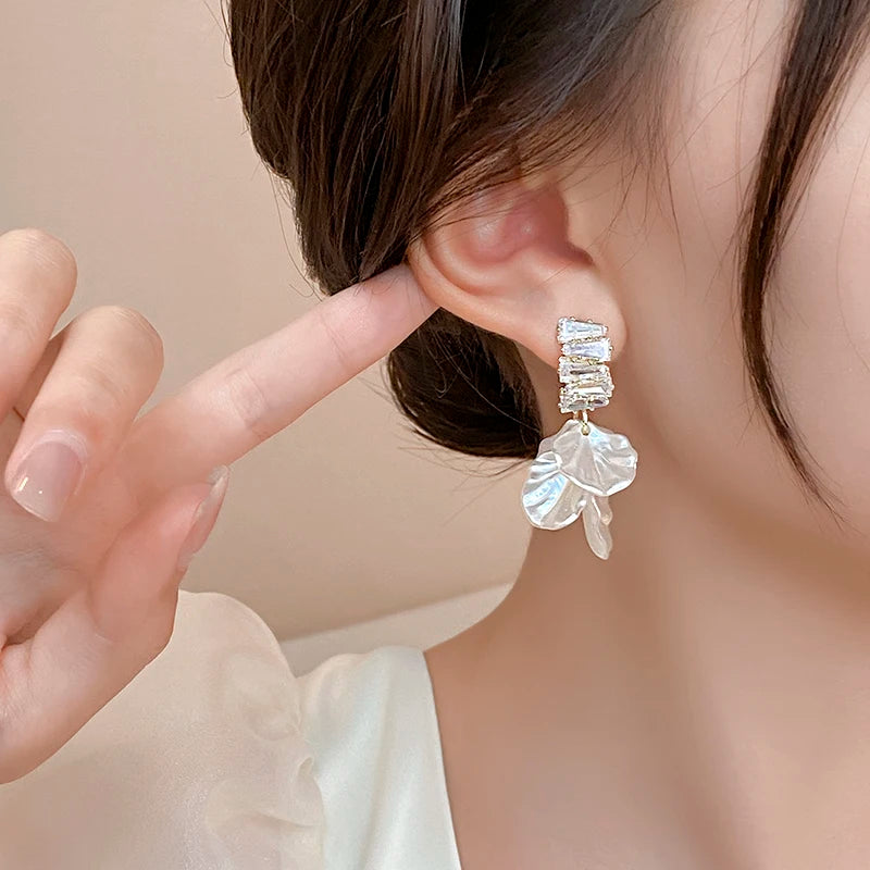 New High Class Imitation Shell White Flower Petal Pendant Earrings For Women‘s Fashion Design Jewelry Luxury Accessories in 2025