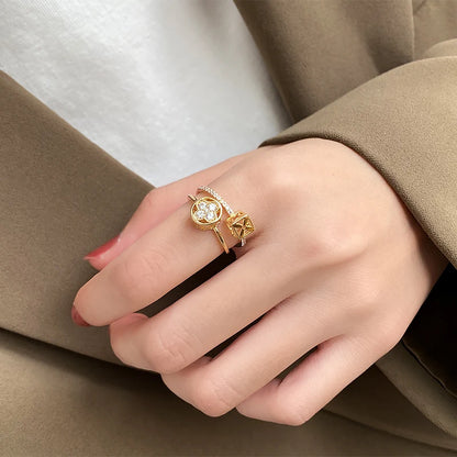 Doppellagiger offener Ring in Blumenform in Goldfarbe
