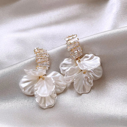 New High Class Imitation Shell White Flower Petal Pendant Earrings For Women‘s Fashion Design Jewelry Luxury Accessories in 2025