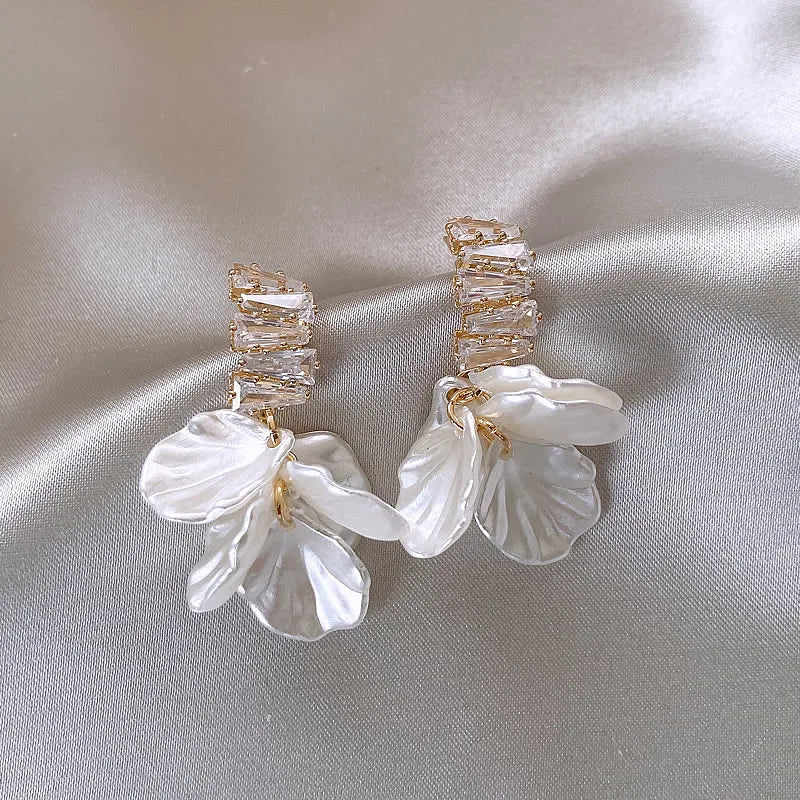 New High Class Imitation Shell White Flower Petal Pendant Earrings For Women‘s Fashion Design Jewelry Luxury Accessories in 2025