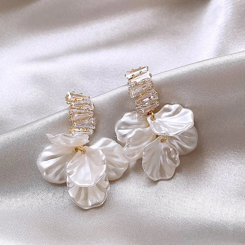 New High Class Imitation Shell White Flower Petal Pendant Earrings For Women‘s Fashion Design Jewelry Luxury Accessories in 2025
