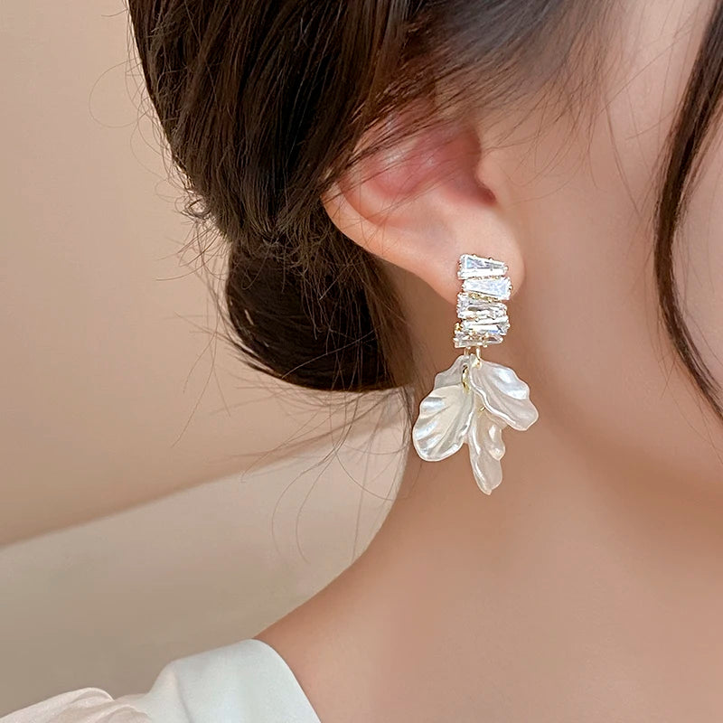 New High Class Imitation Shell White Flower Petal Pendant Earrings For Women‘s Fashion Design Jewelry Luxury Accessories in 2025