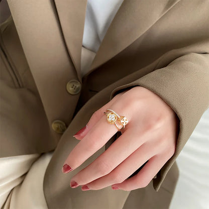 Doppellagiger offener Ring in Blumenform in Goldfarbe