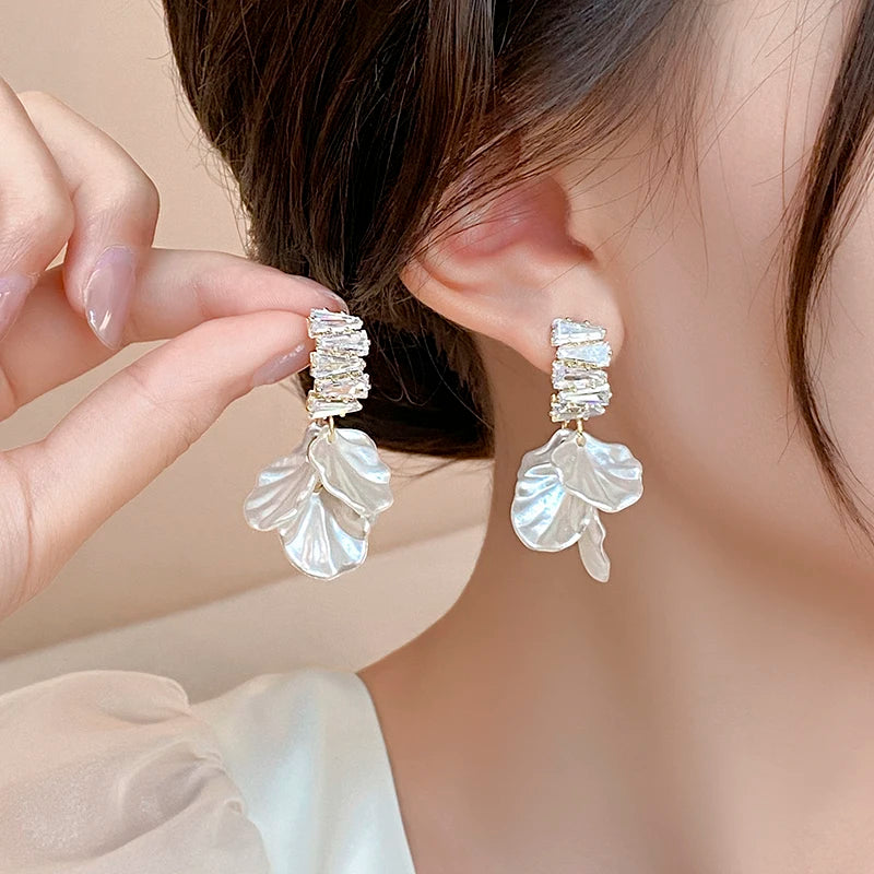 New High Class Imitation Shell White Flower Petal Pendant Earrings For Women‘s Fashion Design Jewelry Luxury Accessories in 2025