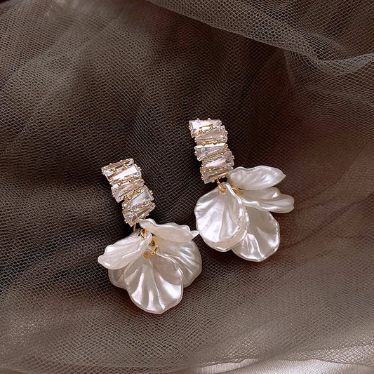 New High Class Imitation Shell White Flower Petal Pendant Earrings For Women‘s Fashion Design Jewelry Luxury Accessories in 2025