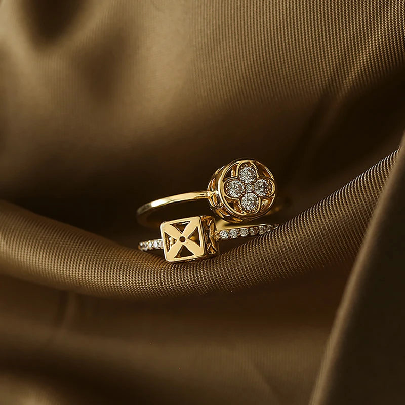 Doppellagiger offener Ring in Blumenform in Goldfarbe