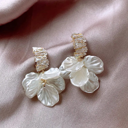 New High Class Imitation Shell White Flower Petal Pendant Earrings For Women‘s Fashion Design Jewelry Luxury Accessories in 2025