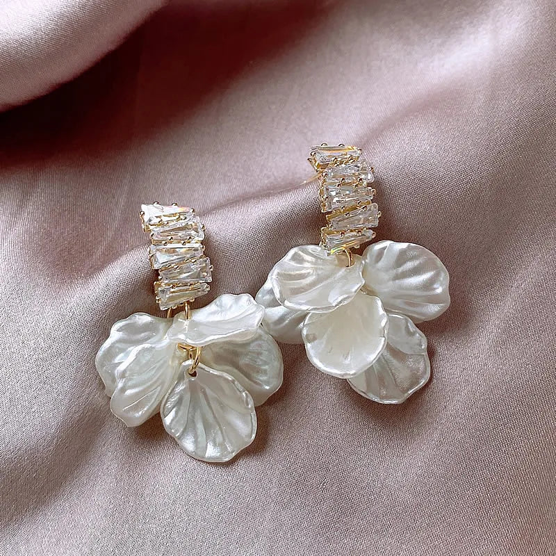 New High Class Imitation Shell White Flower Petal Pendant Earrings For Women‘s Fashion Design Jewelry Luxury Accessories in 2025