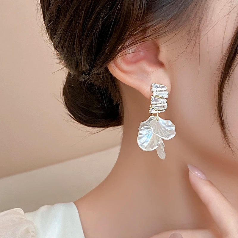New High Class Imitation Shell White Flower Petal Pendant Earrings For Women‘s Fashion Design Jewelry Luxury Accessories in 2025