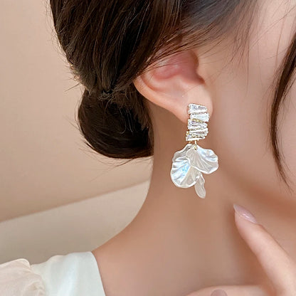 New High Class Imitation Shell White Flower Petal Pendant Earrings For Women‘s Fashion Design Jewelry Luxury Accessories in 2025