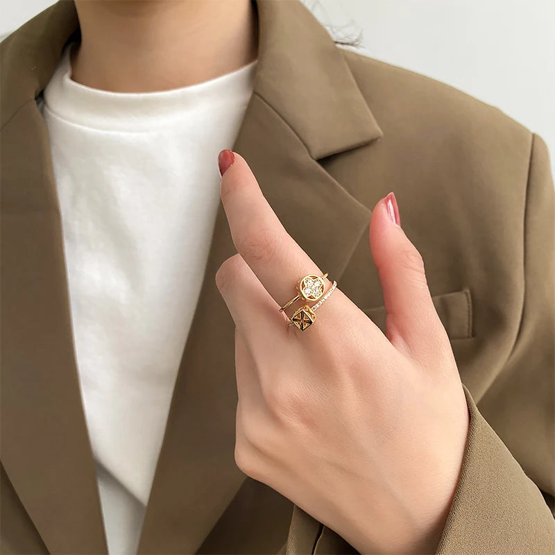 Doppellagiger offener Ring in Blumenform in Goldfarbe