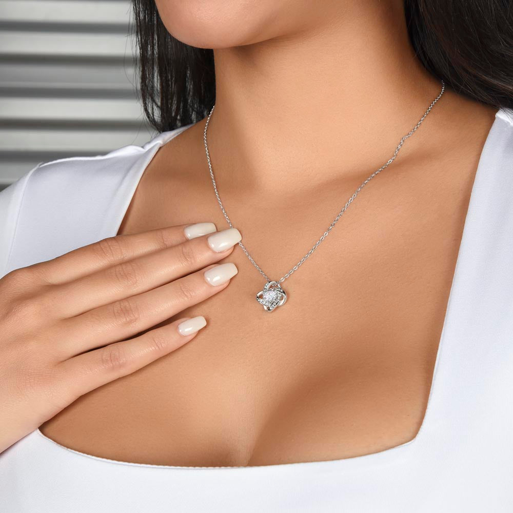 Oriania Love Knot Necklace – Meaningful Gift for Daughter from Dad